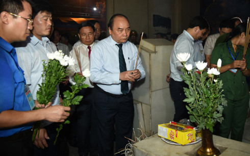 Thủ tướng dâng hương tại mộ 10 nữ liệt sỹ ngã ba Đồng Lộc.