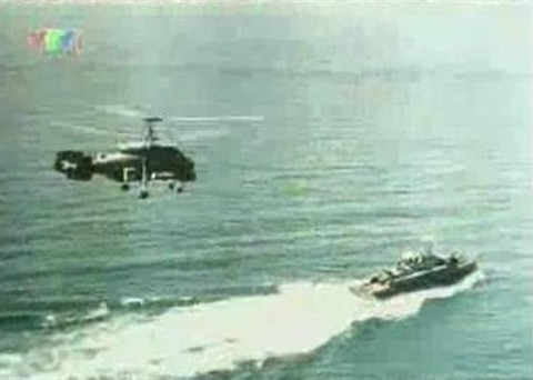 Trực thăng săn ngầm Ka-25 và tàu phóng lôi Shershen của Hải quân Việt Nam trong một chuyến tuần tra