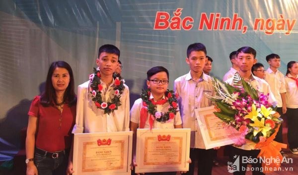 Cô và trò đoàn Nghệ An đạt giải tại cuộc thi tin học trẻ toàn quốc năm 2016. Ảnh: Ngân Hà