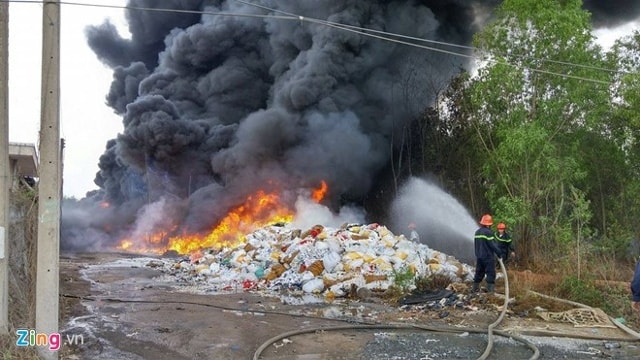 Cháy kho phế liệu ở Đồng Nai ngày 1/5/2016: Vụ cháy xảy ra tại tổ 11, khu phố 4, phường Trảng Dài, TP Biên Hòa, Đồng Nai. Hàng ngàn m2 xưởng bị cháy, 6 xe tải bị thiêu rụi. (Ảnh: Zing)