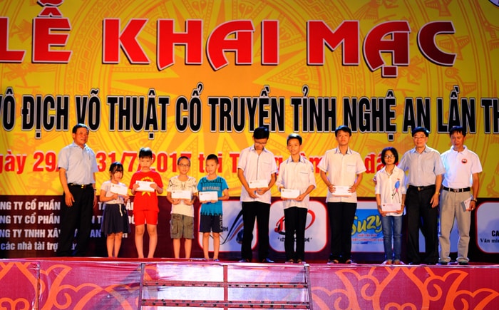 Đồng chí Nguyễn Văn Thông trao hỗ trợ cho học sinh có gia đình khó khăn vươn lên học giỏi. Ảnh: Thành Cường