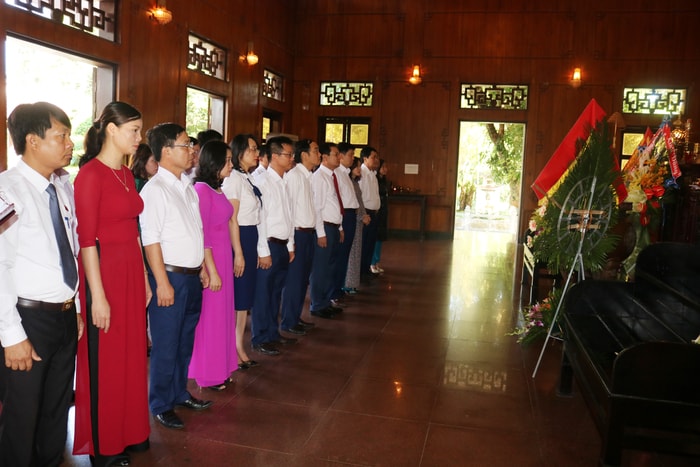 Ban Tuyên giáo Tỉnh ủy làm lễ tưởng niệm Chủ tịch Hồ Chí Minh tại Khu di tích Kim Liên. Ảnh: Sỹ Thành
