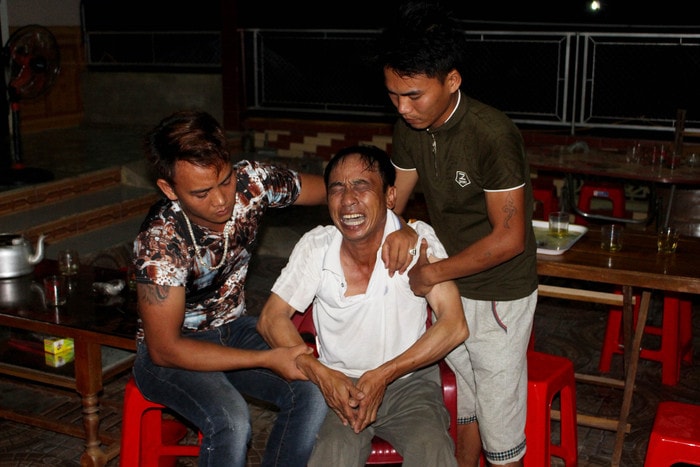 Ông Nguyễn Văn Bắc – bố Phương ngã quỵ khi đón thi thể con về. Ảnh: Huy Thư