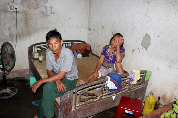 Vợ chồng ông Hà Văn Tân xóm Trường Long xã Thanh Tùng (Thanh Chương) đau xót khi biết tin con trai tử nạn. Ảnh: Huy Thư