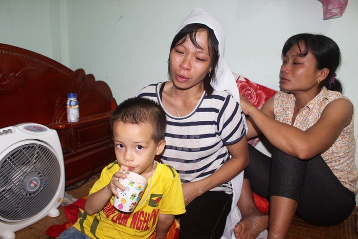 Vợ và con trai nạn nhân Trần Văn Sáng ở xóm 4, xã Thanh Khê (Thanh Chương). Ảnh: Huy Thư