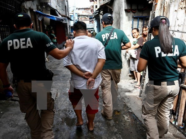 Cảnh sát bắt giữ nghi phạm liên quan đến mua bán ma túy trái phép ở thành phố Pasig, đông Manila ngày 13/2. (Nguồn: EPA/TTXVN)