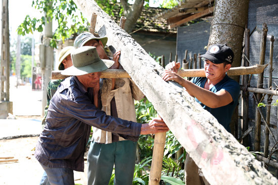 Mặc dù Tam Quang là xã biên giới, có diện tích tự nhiên rộng lớn, tuy nhiên dân cư chủ yếu tập trung ở các tuyến đường chính, vì thế việc giải tỏa hành lang giao thông ở địa phương này gặp khá nhiều khó khăn.