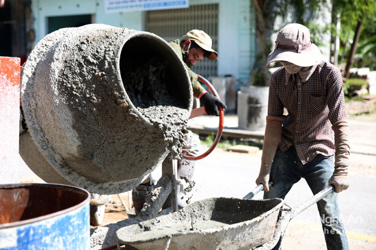 Những người dân lâu nay chỉ quen với việc trèo nương, lội suối nay trở về xây dựng những tuyến đường rộng hơn, đẹp hơn.