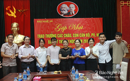 Ban biên tập trao quà tặng các cháu đạt thành tích cao trong kỳ thi THPT quốc gia 2017. Ảnh: Chu Thanh