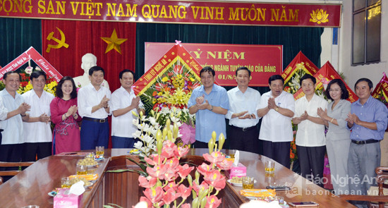 Các đồng chí lãnh đạo tỉnh tặng hoa chúc mừng Ban Tuyên giáo Tỉnh ủy. Ảnh Thanh Lê