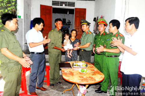7 Cơ quan Công an huyện Thanh Chương đã trực tiếp đến thăm và trao tiền hỗ trợ cho gia đình anh Nguyễn Duy Hà- Công an viên ở xóm 5 xã Thanh Văn. 