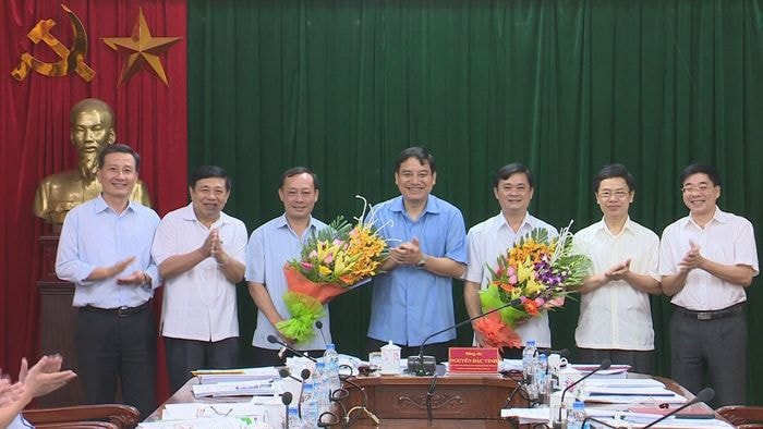 Thường trực Tỉnh ủy tặng hoa chúc mừng các đồng chí vừa được chuẩn y Ủy viên Ban Thường vụ Tỉnh ủy. Ảnh: Thu Giang