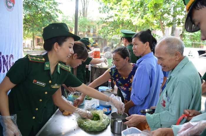 Các ĐVTN phát cháo miễn phí cho các bệnh nhân tại Bệnh viện ung bướu Nghệ An. Ảnh: Lê Thạch