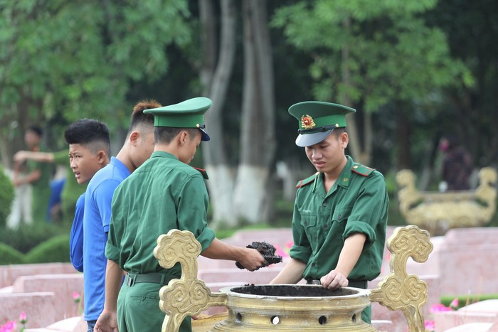 Đoàn viên thanh niên BĐBP Nghệ An vệ sinh, làm đẹp Nghĩa trang Liệt sỹ Thành phố. Ảnh: Lê Thạch