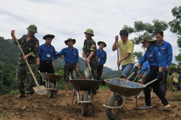 Tuổi trẻ Đồn BP Hạnh Dịch, phối hợp với đội TNTN Đại học Y Hà Nội giúp địa phương (Hạnh Dịch, Quế Phong) làm đường liên bản. Ảnh: Lê Thạch