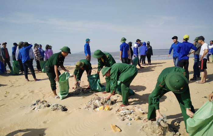 Tuổi trẻ BĐBP phối hợp với đoàn địa phương chung tay làm sạch biển. Ảnh: Lê Thạch