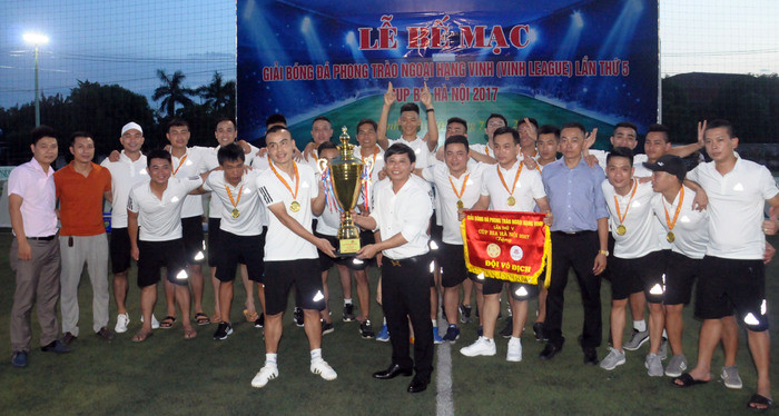 Ban Tổ chức trao Cup vô địch cho FC Á Đông. Ảnh: Hoàng Hảo