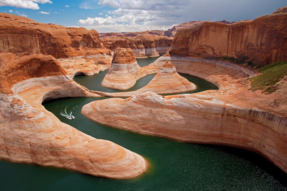 Một con tàu di chuyển qua hẻm núi Reflection ở Utah, Mỹ.