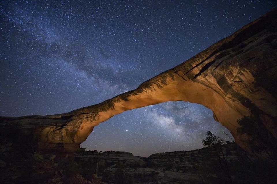 Cầu đá Owachomo hùng vĩ dưới bầu trời sao trong vắt ở khu bảo tồn Natural Bridges, Utah, Mỹ.