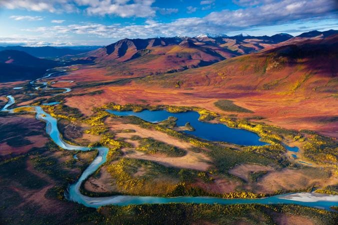 Những sắc màu tươi sáng phủ quanh nhánh phía nam của sông Koyukuk, Alaska, Mỹ.