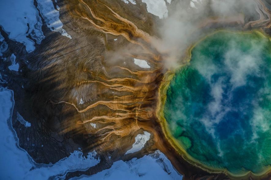 Suối Grand Prismatic nổi tiếng ở công viên quốc gia Yellowstone là suối nước nóng lớn nhất Mỹ.