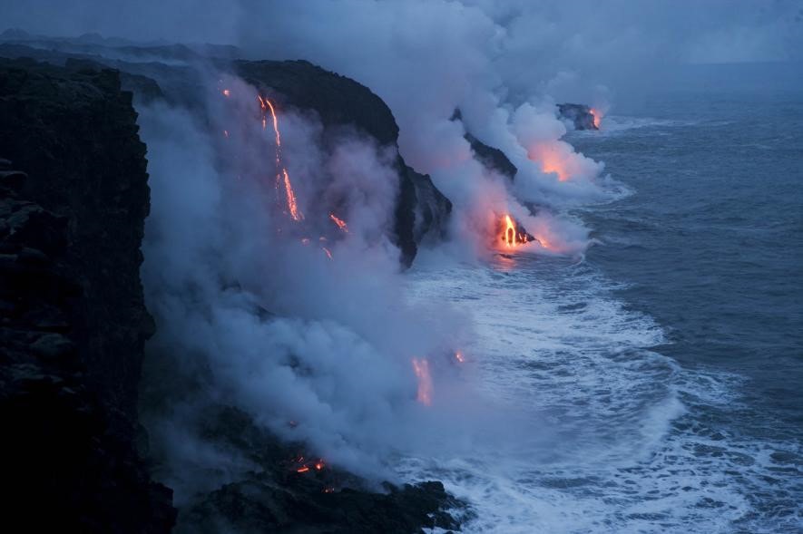 Cảnh tượng có một không hai khi nham thạch đổ ra biển ở công viên quốc gia núi lửa Hawaii, Mỹ.