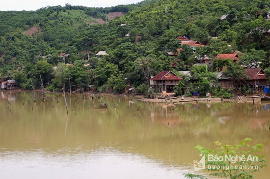 Đình Thắng là một trong những bản làng của huyện Tương Dương nằm trong diện di vén để xây dựng lòng hồ thủy điện Khe Bố. Giờ đây, bên cạnh những ngôi nhà mới vừa di dời là dấu tích ngôi làng cũ của đồng bào Thái đã tồn tại hàng trăm năm nay.