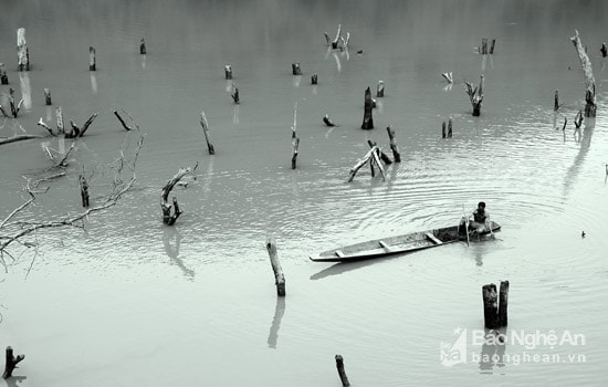 Một người dân bản về lại ngôi làng cũ của mình đã chìm dưới nước để đánh cá. Điều này tạo cho bức tranh ở miền Tây xứ Nghệ thêm phần sinh động hơn, cổ xưa và bí ẩn hơn.