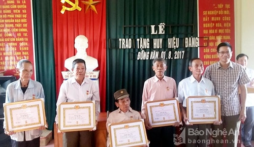 Đồng chí Đàm Hữu Hồng, Phó Bí thư Huyện ủy gắn huy hiệu Đảng cho các đồng chí đảng viên lão thành 3