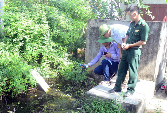 Ngay trong khuôn viên Trạm y tế xã Diễn Ngọc (nơi đang điều trị 2 bệnh nhân sốt xuất huyết) cũng có 2 vũng nước đọng có ổ bọ gậy, nở muỗi Aedes. Rất có thể chính Trạm y tế cũng trở thành một điểm gây bùng phát bệnh. Ảnh: Thanh Sơn