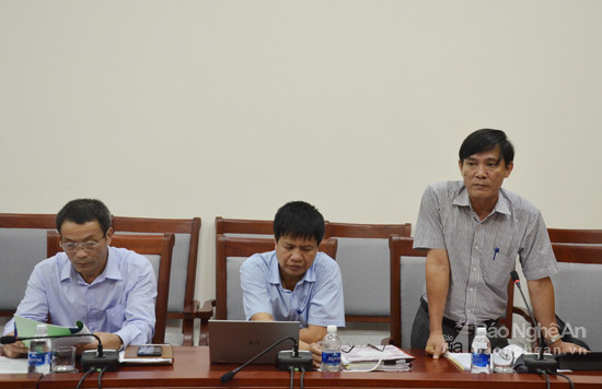 Đồng chí Trần Quốc Thành, Giám đốc Sở KH&CN báo cáo danh mục nhiệm vụ khoa hoạc và công nghệ.