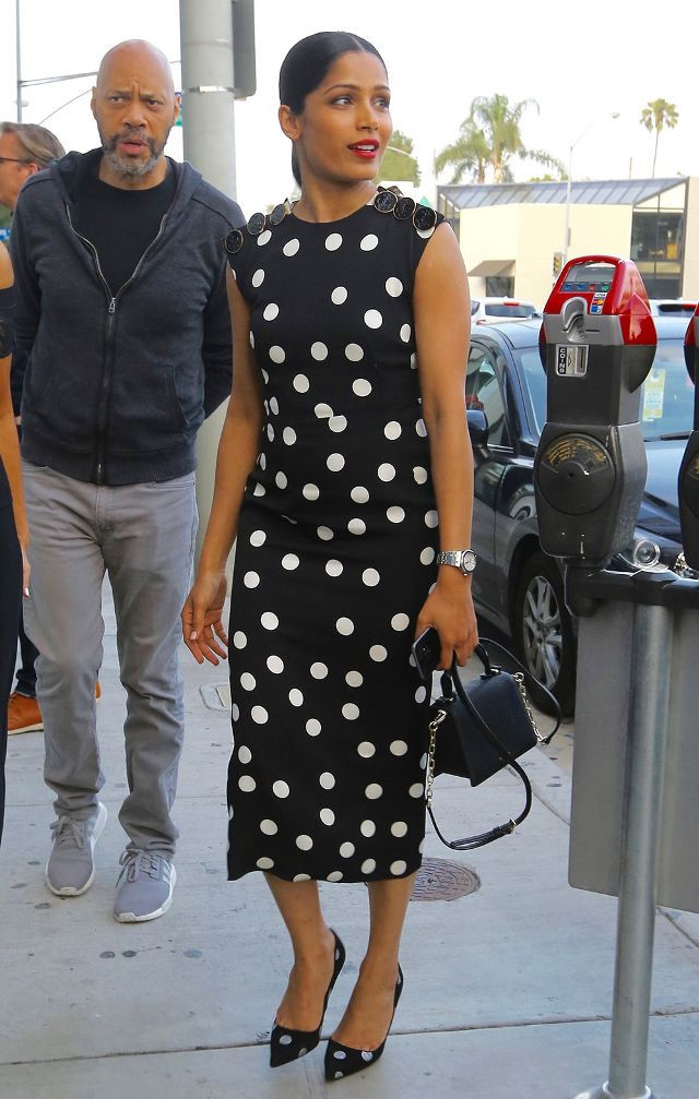 Freida Pinto chứng tỏ đẳng cấp thời trang với chiếc đầm đậm chất cổ điển của Dolce & Gabbana Polka-Dot và đôi giày mang hoạ tiết đồng điệu khi xuất hiện trên phố.