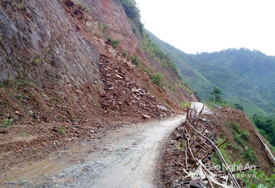 Tuyến đường nhựa từ xã Yên Tĩnh đến Hữu Khuông kéo dài hơn 40 km, tuy nhiên thời gian qua, nhất là sau cơn bão số 2 thường xuyên bị sạt lở nghiêm trọng. Ảnh: Đào Thọ