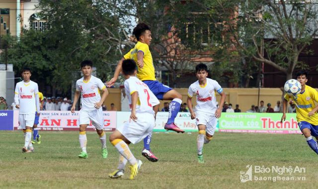 Trung vệ Thái Bá Sang (số 4) được các HLV U18 Việt Nam đánh giá cao - Ảnh: Hoài Hoan