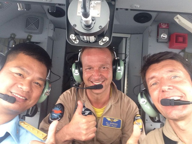 Phi công Việt Nam bay trên máy bay tuần tra săn ngầm C-295 MPA. Ảnh: Airbus.