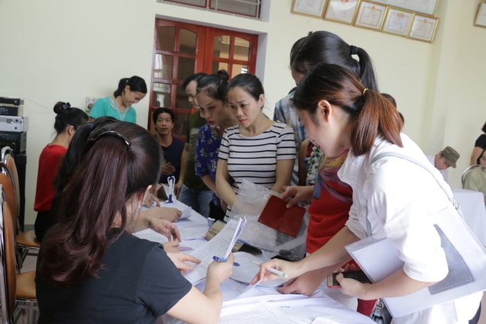 Do hồ sơ đăng ký rất đông, Trường Mầm non Lê Mao và nhiều trường khác trên địa bàn Thành phố phải tổ chức bốc thăm, tuyến sinh đầu vào. Ảnh: Mỹ Hà