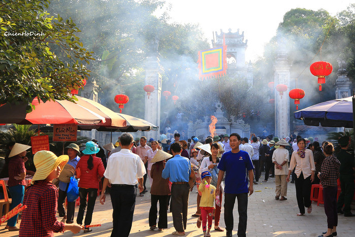 Du khách tham gia Lễ hội đền Cuông. Ảnh: Hồ Đình Chiến