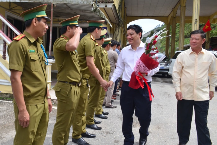 Cán bộ đồn biên phòng Cửa Khẩu, Lào đón đồng chí Nguyễn Đắc Vinh cùng đoàn đại biểu cấp cao tỉnh. Ảnh: Thành Duy