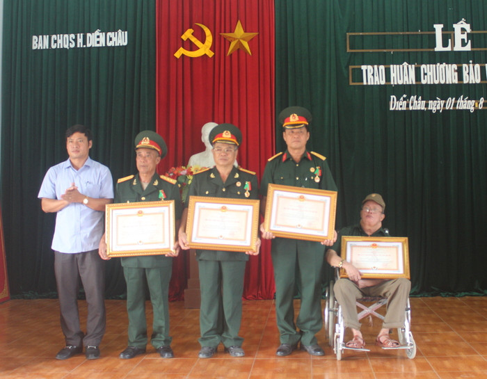 Lãnh đạo huyện Diễn Châu trao Huân chương Bảo vệ Tổ quốc cho các đồng chí nguyên là cán bộ quân đội cấp cao đã nghỉ hưu. Ảnh: Mai Sao