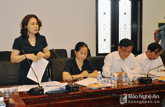 Giám đốc Kho bạc nhà nước trình bày những nguyên nhân khiến nợ đọng XDCB. Ảnh Thu Huyền
