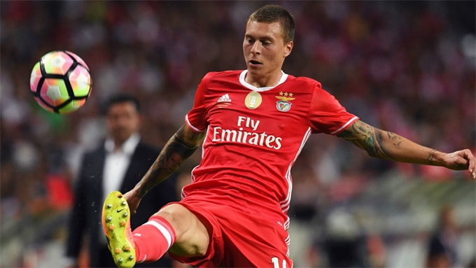 7. Victor Lindelof (41 triệu) được HLV Jose Mourinho chiêu mộ từ Benfica hè này. Trung vệ 22 tuổi người Thụy Điển được kỳ vọng giúp gia cố hàng thủ đang gặp nhiều vấn đề của đội chủ sân Old Trafford.