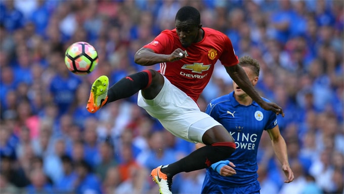 9. Eric Bailly (39,7 triệu) về Man Utd mùa hè 2016. Trong năm thi đấu đầu tiên, trung vệ người Bờ Biển Ngà thường xuyên được đá chính, góp phần giúp đội nhà giành một Cup Liên đoàn, một Siêu Cup Anh và một Europa League.