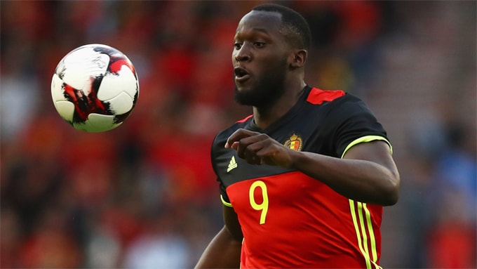 2. Romelu Lukaku (99 triệu) Để tìm một chân sút chơi ổn định với phong độ cao thay thế Zlatan Ibrahimovic, HLV Mourinho quyết định chọn Lukaku. Tiền đạo 24 tuổi đã ghi 71 bàn trong 133 trận chơi cho Everton.