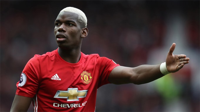 1. Paul Pogba (120 triệu) Mức phí chuyển nhượng của Pogba hiện tại là kỷ lục thế giới. Sau khi trở lại Man Utd mùa giải 2016-2017, tiền vệ người Pháp thi đấu không như kỳ vọng, nhưng cũng có vai trò nhất định giúp đội nhà giành ba danh hiệu. Pogba bị cho là phải đảm nhiệm quá nhiều nhiệm vụ, nên chưa phát huy hết khả năng sở trường là kiến tạo và băng lên dứt điểm.