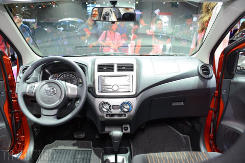 Toyota Wigo có không gian để chân rộng và khoảng trần xe rộng nhất phân khúc