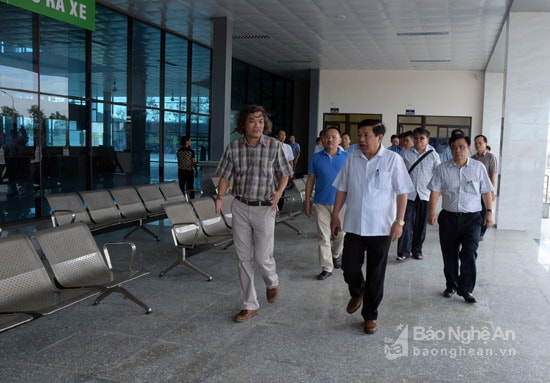 Đồng chí Nguyễn Xuân Đường - Phó Bí thư Tỉnh ủy, Chủ tịch UBND tỉnh cùng đoàn tham quan Khu dịch vụ vận tải đường bộ Nam TP Vinh. Ảnh: Sỹ Minh