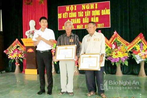 Lãnh đạo đảng ủy xã trao huy hiệu cho các đồng chí đảng viên lão thành. Ảnh: Hồng Vinh