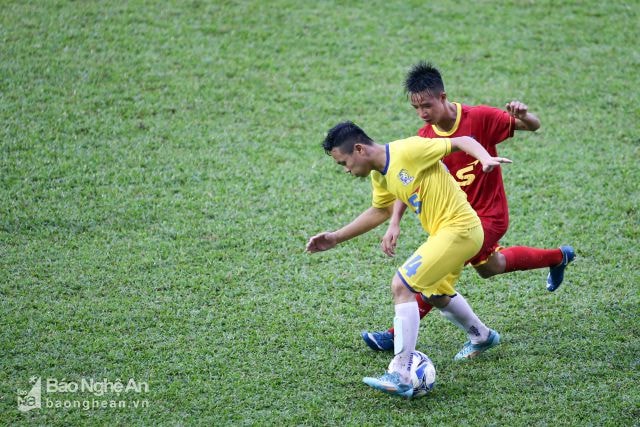 Đội U15 SLNA (áo vàng) chơi lấn lướt trước U15 FLC Thanh Hoá - Ảnh: Hoài Hoan