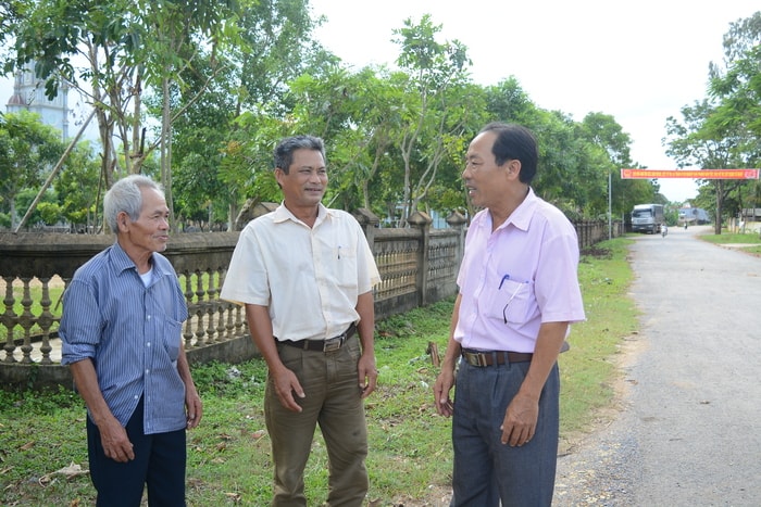 Xóm trưởng xóm Khe Bai (giữa) trao đổi với lãnh đạo xã Nghĩa Hội (Nghĩa Đàn) và người dân. Ảnh: Thu Giang