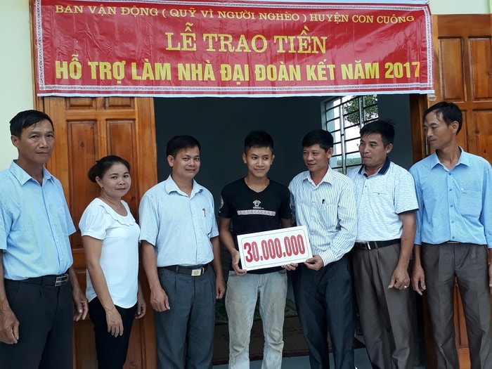 Đại diện UBMTTQ huyện Con Cuông và xã Chi Khê trao tiền hỗ trợ làm nhà cho 2 anh em mồ côi. Ảnh: Minh Hạnh